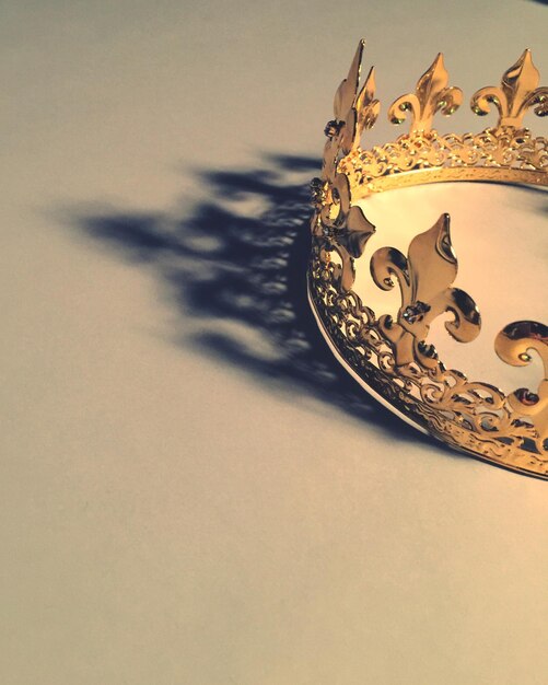 Photo close-up of crown on table