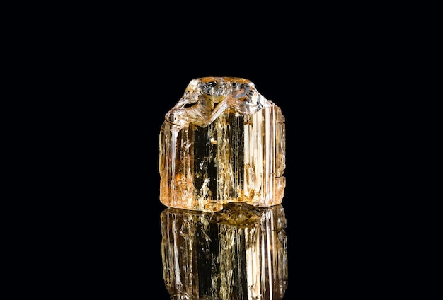 Photo close-up of crystal against black background