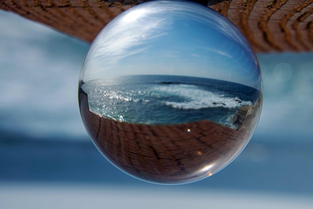 Foto close-up di una palla di cristallo contro il mare