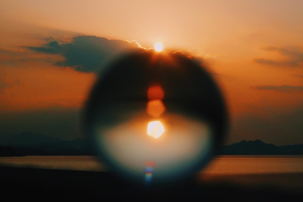 夕暮れの空に照らされた水晶球のクローズアップ