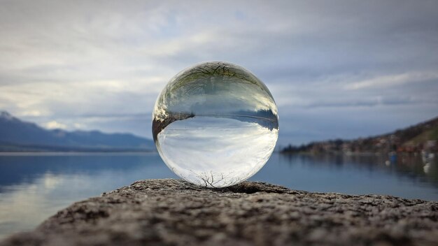 Foto close-up di una palla di cristallo contro il cielo