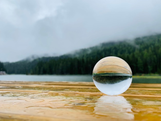 天空を背景にした水晶球のクローズアップ