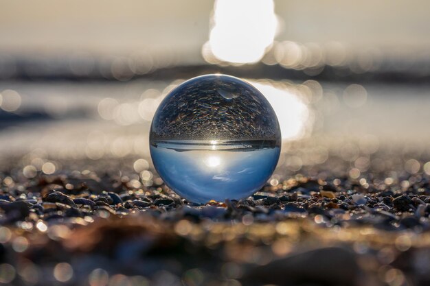 Foto close-up di una palla di cristallo sulla spiaggia