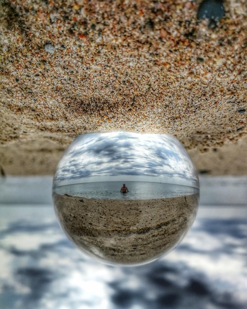 Photo close-up of crystal ball at beach