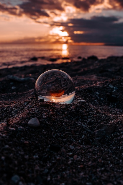 Foto close-up di una palla di cristallo sulla spiaggia