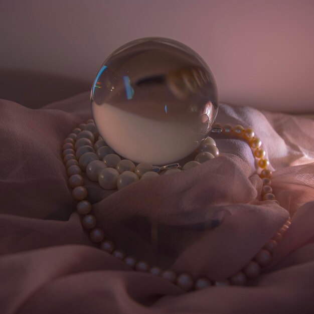 Photo close-up of crystal ball on bed