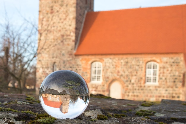 Foto prossimo piano della sfera di cristallo sull'edificio