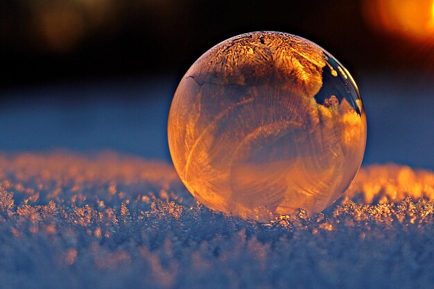 Photo close-up of crystal ball on field
