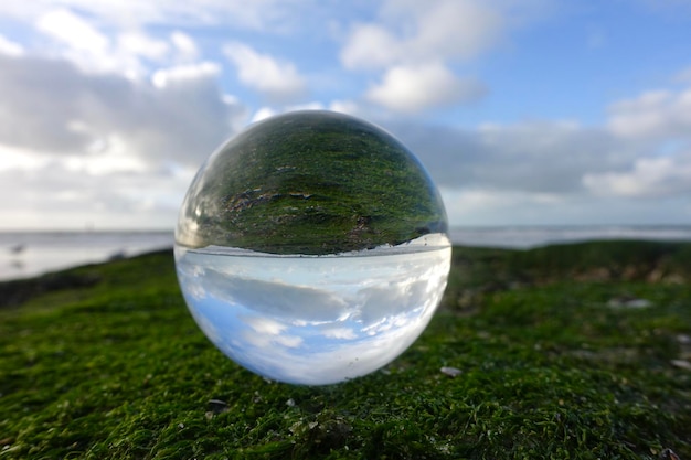 Photo close-up of crystal ball on field