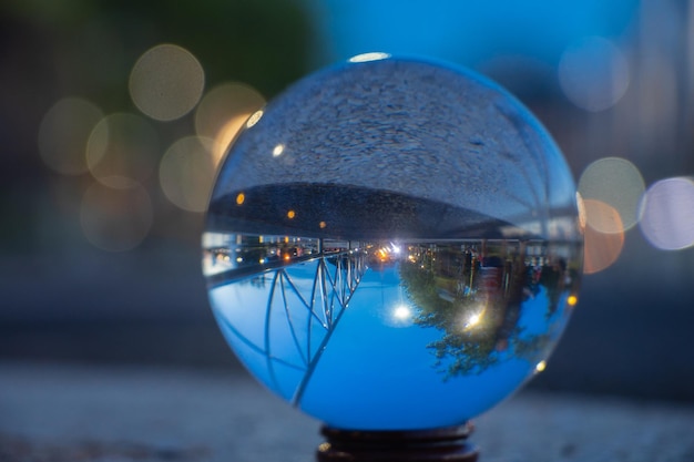 Foto close-up di una palla di cristallo su vetro