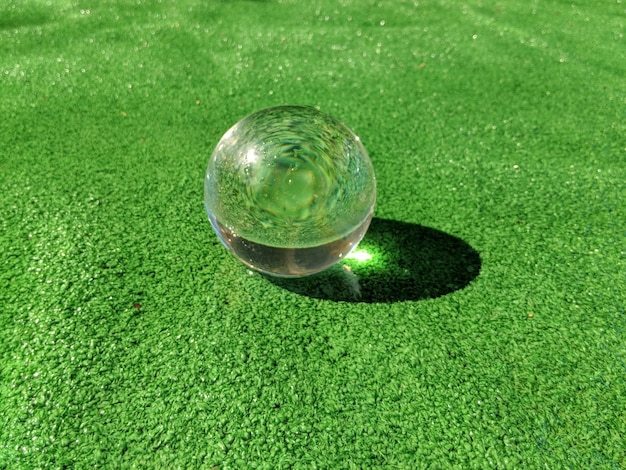 Photo close-up of crystal ball on grass