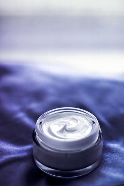 Photo close-up of crystal ball on table