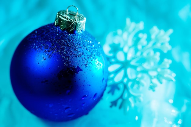 Photo close-up of crystal ball on water