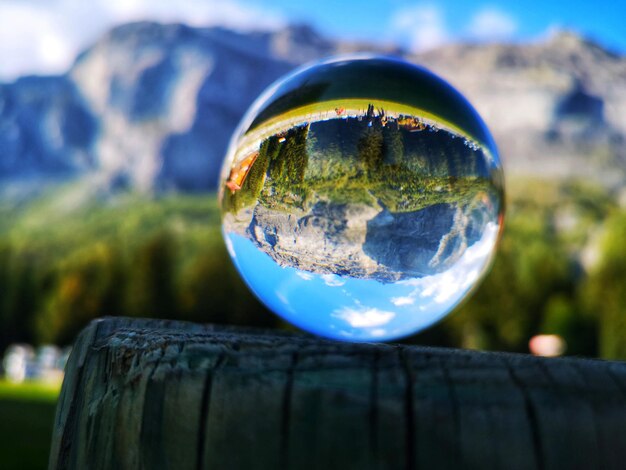 Photo close-up of crystal ball on wooden surface