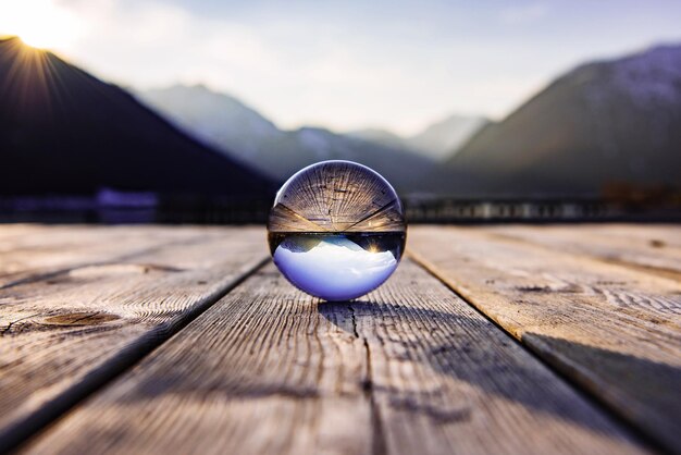 Photo close-up of crystal ball on wooden table