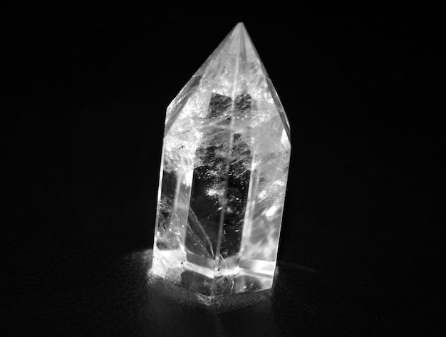 Foto close-up di pietra di cristallo che brilla nella camera oscura
