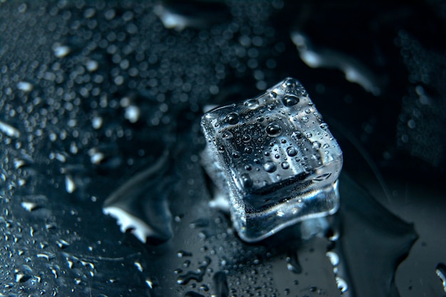 Photo close up cubes of ice on black background / melting ice cube