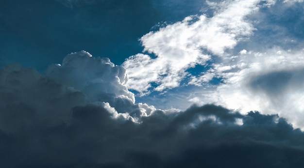 Close-up cumulus wolkenvorming in de blauwe lucht