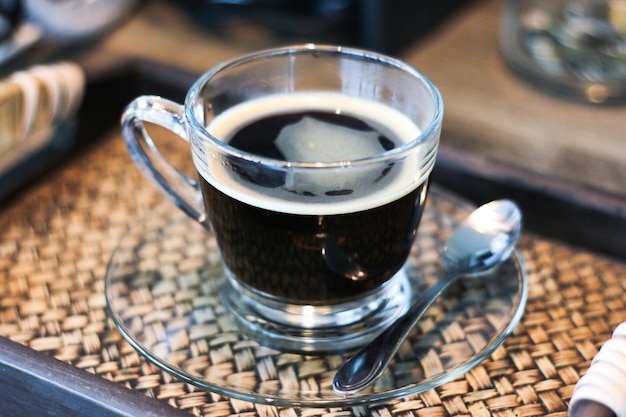 ガラスのカップで提供される黒いコーヒーのカップのクローズアップ