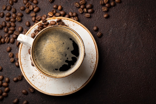 Primo piano di una tazza di caffè nero.