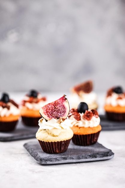 Photo close-up of cup cakes on table