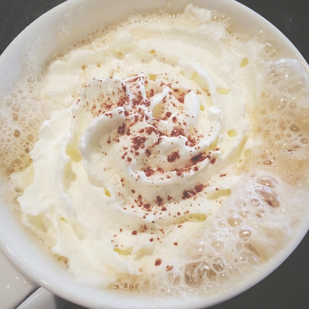 Foto close-up di una tazza di cappuccino