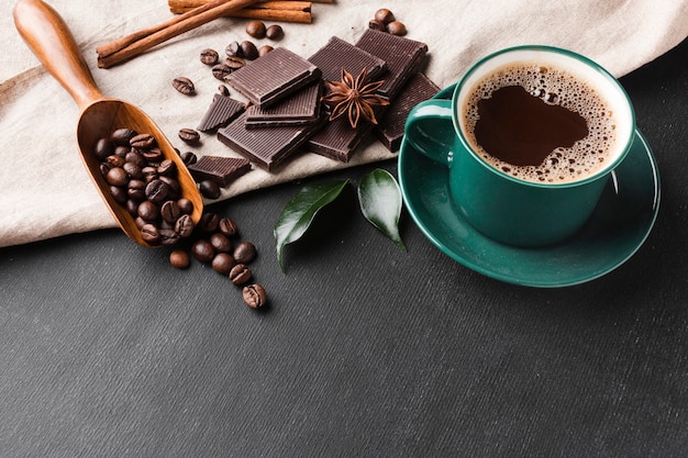 Foto close-up tazza di caffè sul tavolo