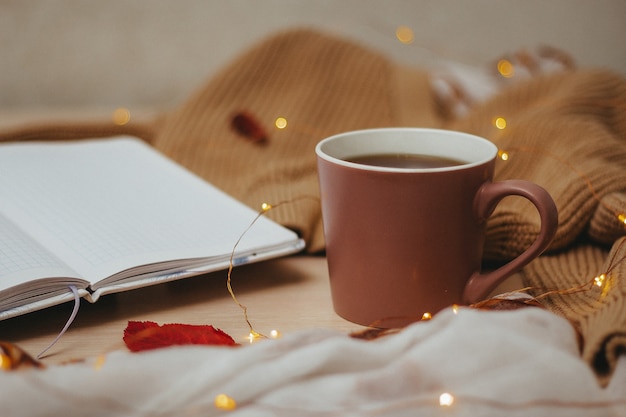 Photo close up cup of coffee with bokeh lights