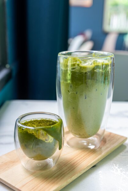 Photo close-up cup of iced matcha latte green tea