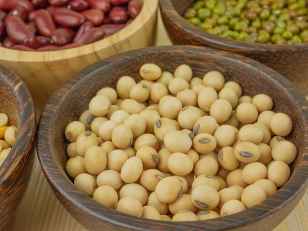 Photo close up a cup of soybeans and various beans