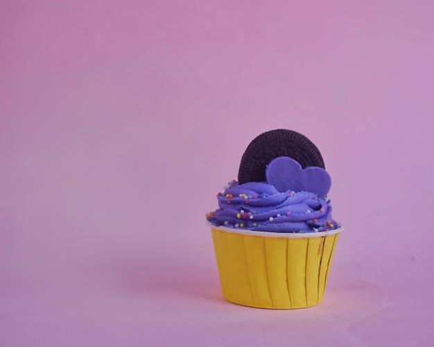 Foto close-up di un cupcake sul tavolo