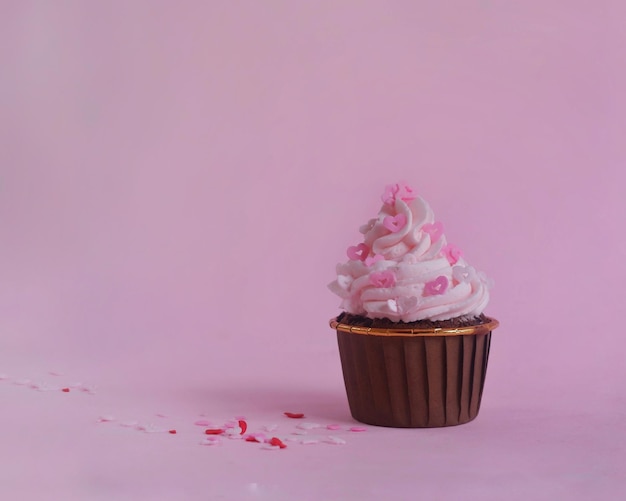 Foto un primo piano del cupcake sul tavolo.