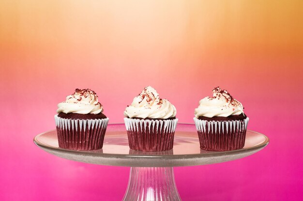 Photo close-up of cupcakes against pink background