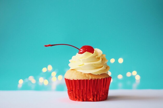 Photo close-up of cupcakes against white background