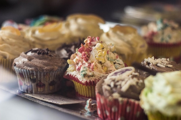 Photo close-up of cupcakes served on table