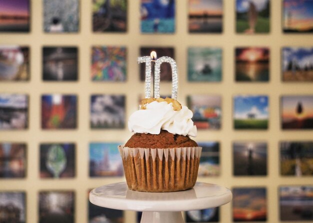 Photo close-up of cupcakes on table