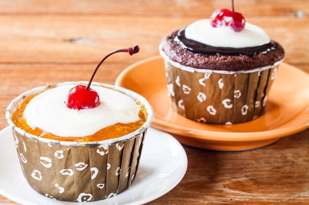 Photo close-up of cupcakes on table