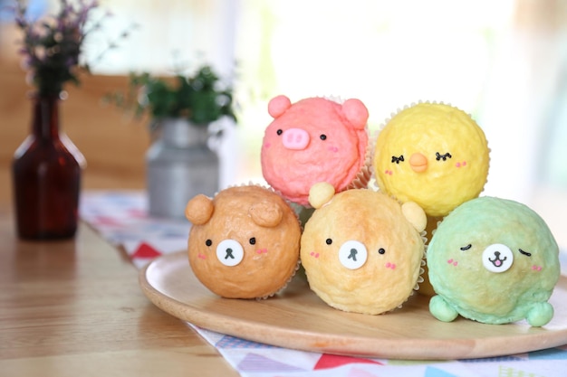 Photo close-up of cupcakes on table