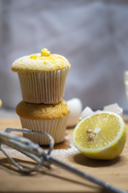 Photo close-up of cupcakes on table