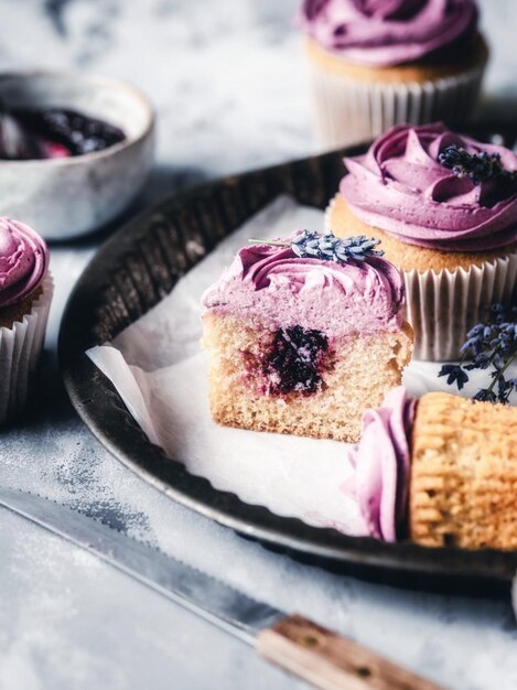 Photo close-up of cupcakes on table