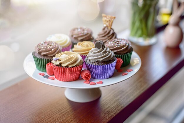 Photo close-up of cupcakes on table