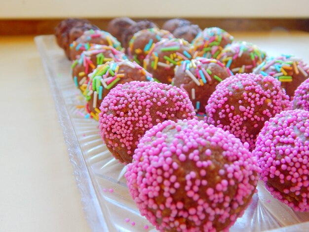 Photo close-up of cupcakes on table