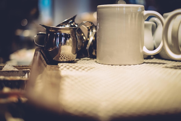 Foto close-up di tazze e brocche sul tavolo di un ristorante