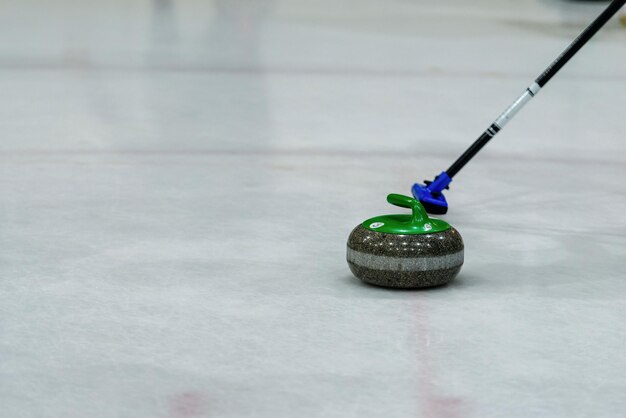 Photo close-up of curling stone on ice rink