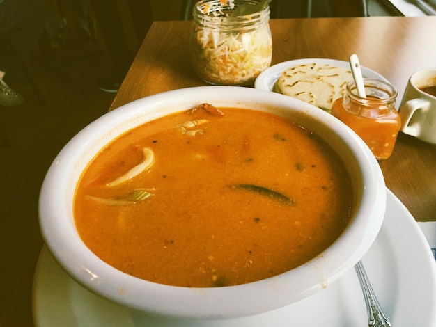 テーブルの上にある鉢の中のカレーのクローズアップ
