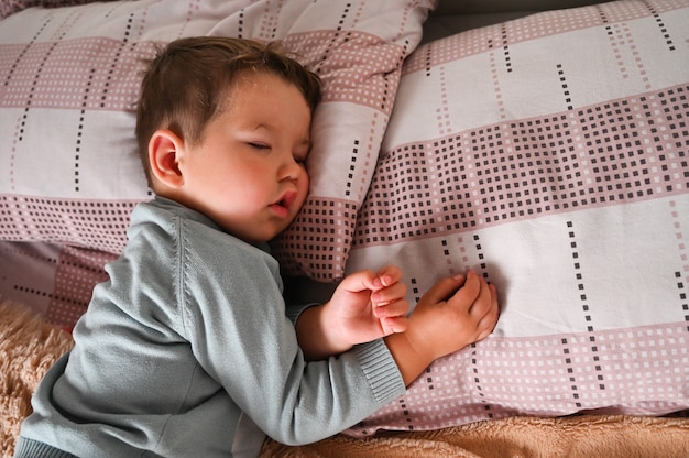 昼間に眠っているかわいい男の子にクローズアップ