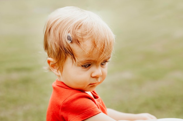 Foto close-up di un bambino carino che guarda da un'altra parte