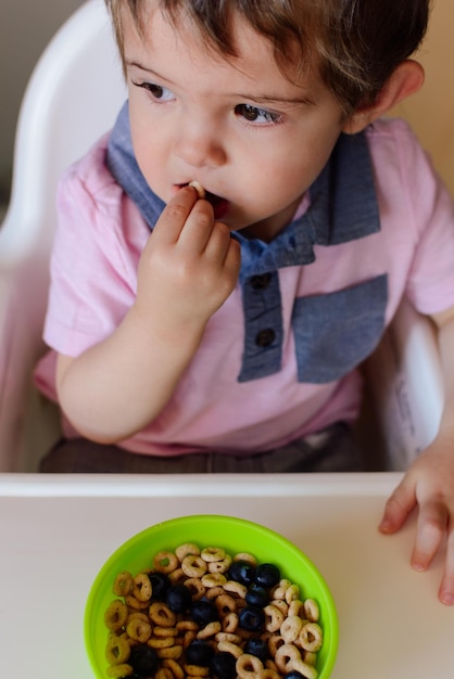 食べ物を食べるかわいい男の子のクローズアップ