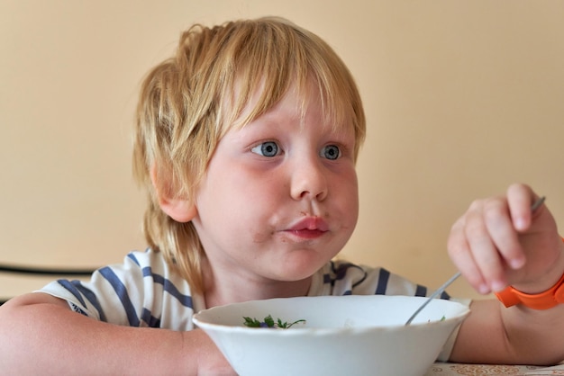 Foto close-up di un ragazzo carino che mangia cibo