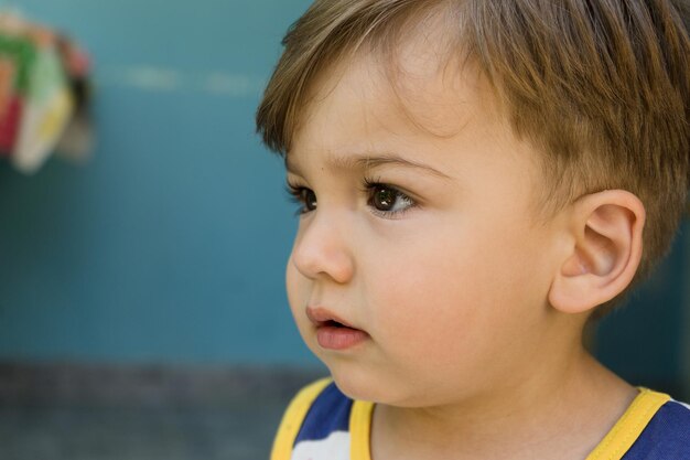 Photo close-up of cute boy looking away